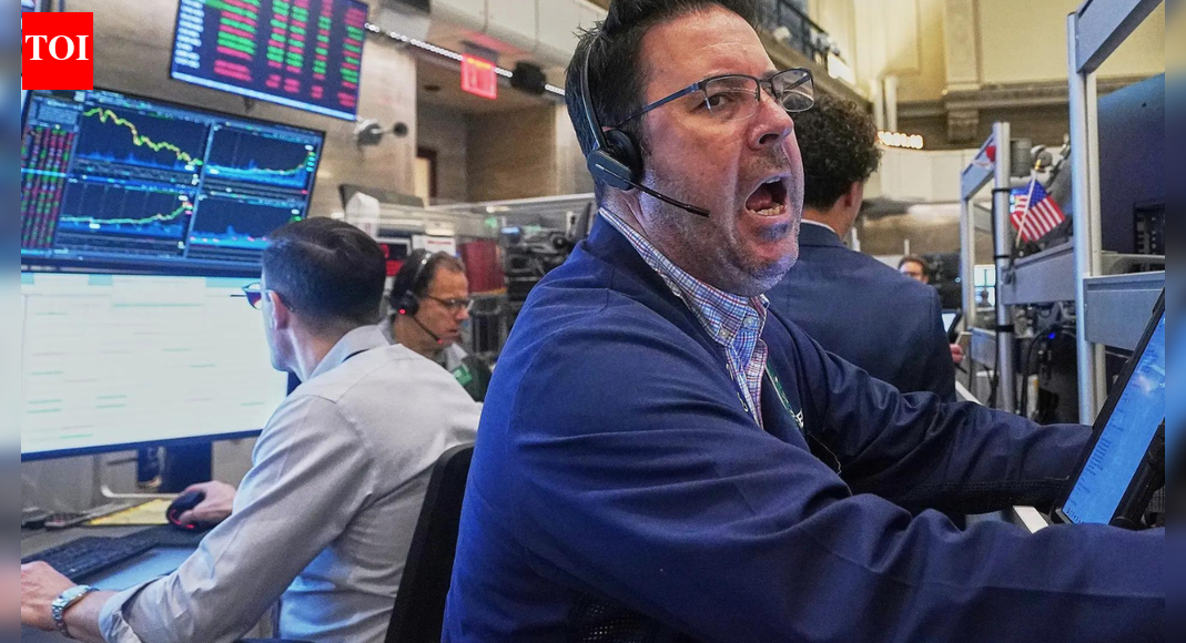 US markets today: Wall Street drifts lower as White House–Fed feud unnerves investors; dollar weakens, gold gains