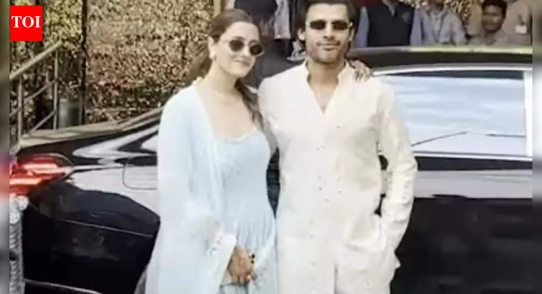 Just married vibes: Nupur Sanon and Stebin Ben make FIRST public appearance post wedding at the airport | Hindi Movie News