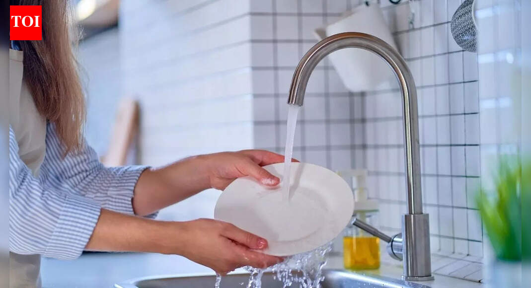 How to keep your hands warm while washing dishes in winter |