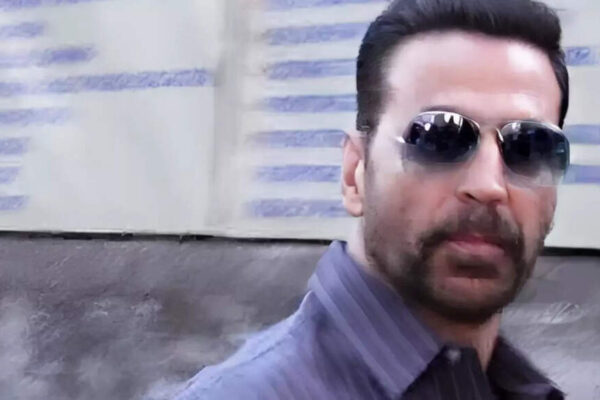Akshay Kumar wins hearts at BMC polling booth; offers to help girl’s family with debt – VIRAL VIDEO