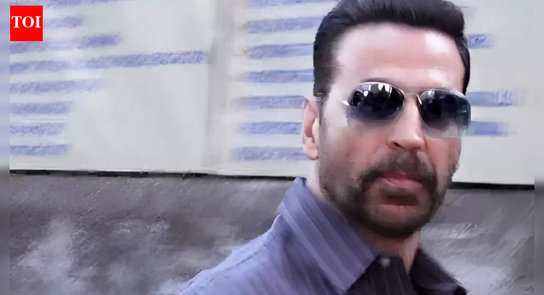 Akshay Kumar wins hearts at BMC polling booth; offers to help girl’s family with debt – VIRAL VIDEO