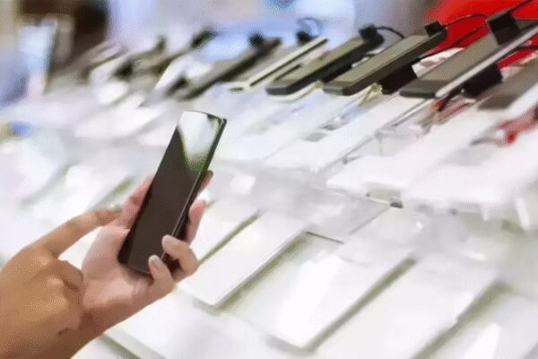 Smartphone exports up 43.7 pc during Apr-Nov: Comm min data