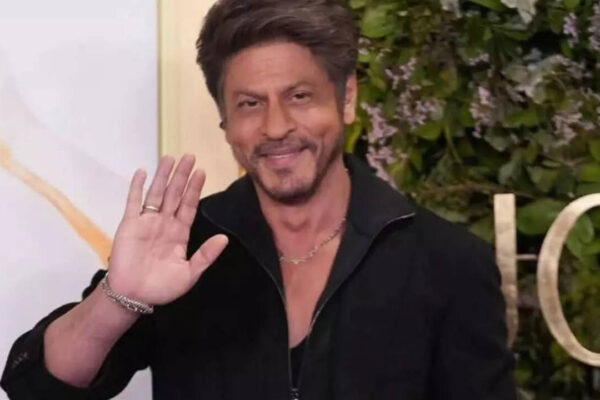 Hande Ercel caught filming Shah Rukh Khan at award show; netizens call her a ‘total fan-girl’ – WATCH