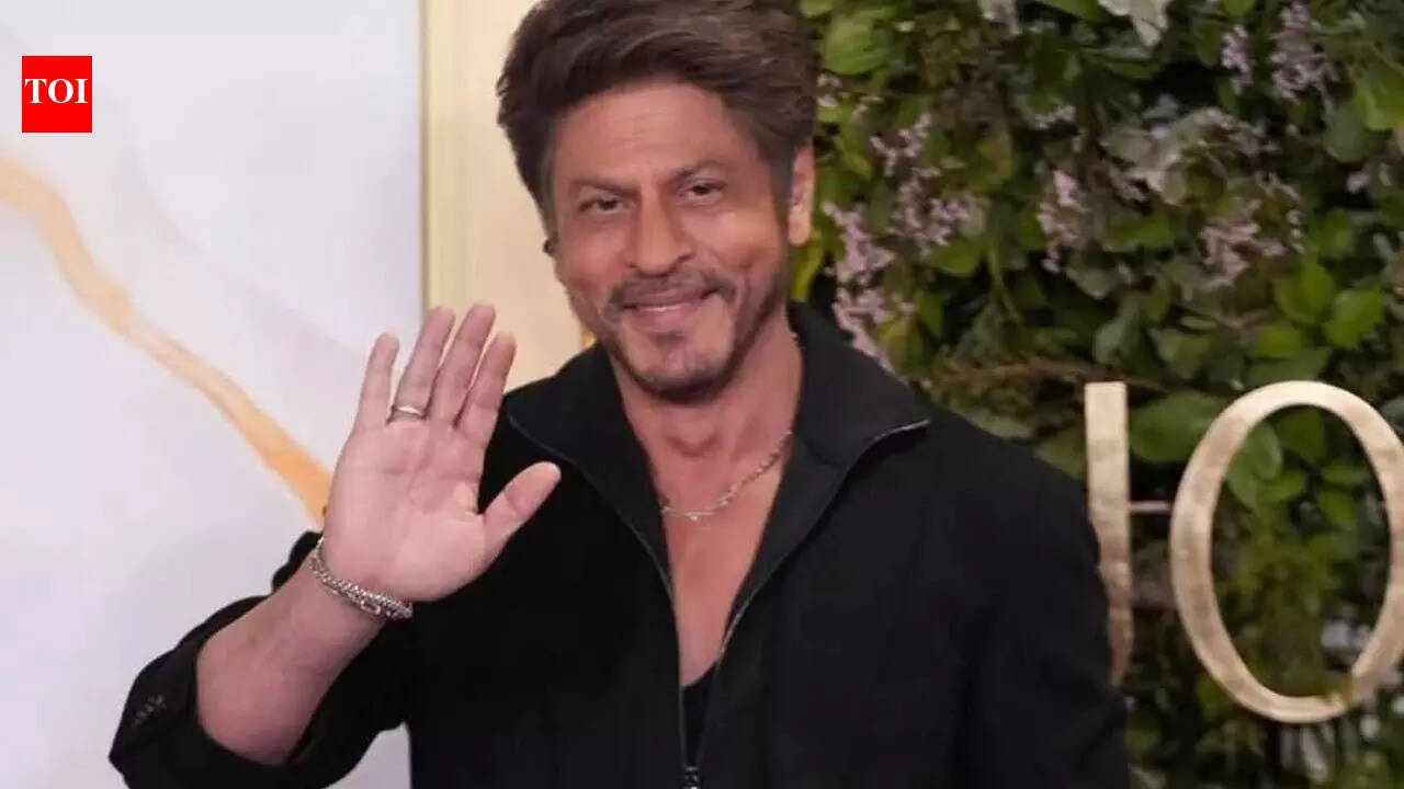 Hande Ercel caught filming Shah Rukh Khan at award show; netizens call her a ‘total fan-girl’ – WATCH