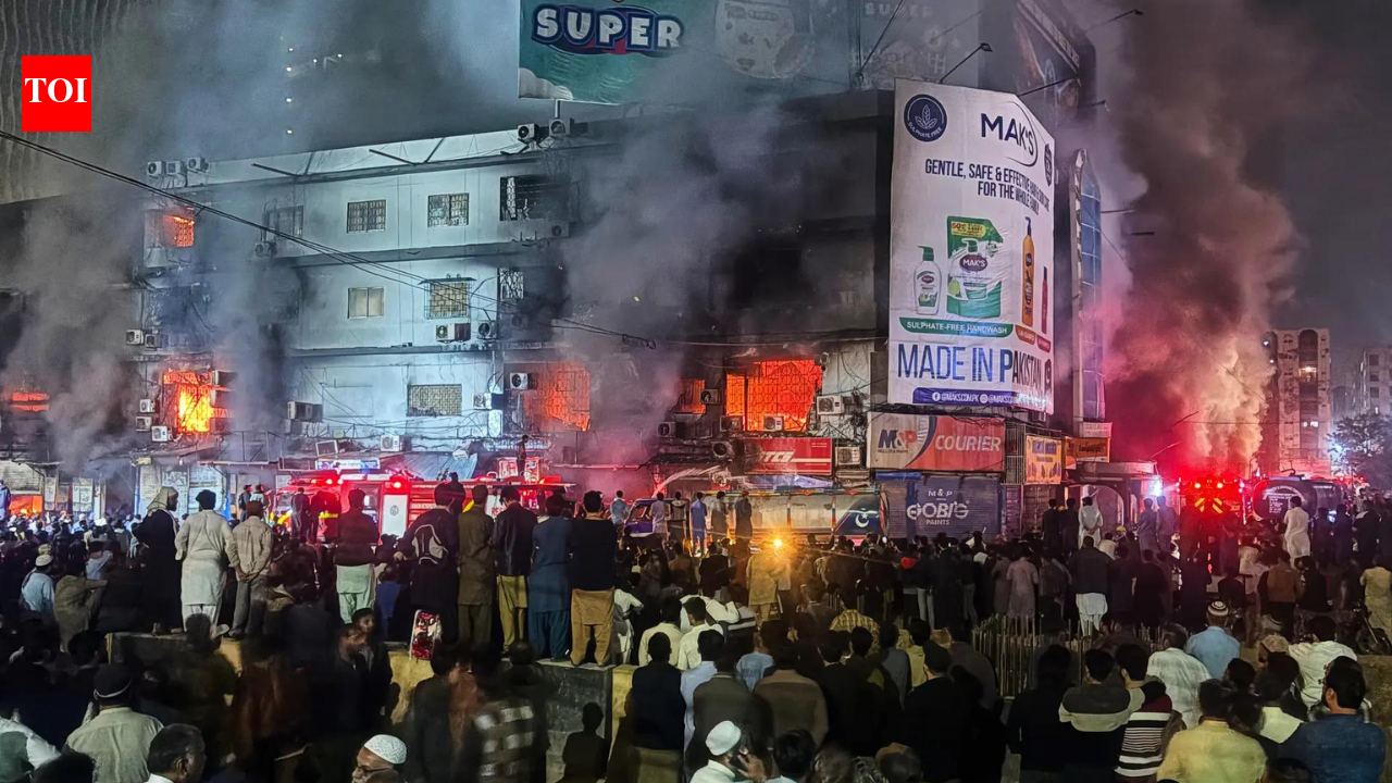 Massive blaze at Karachi mall: Firefighter among six killed, many feared trapped – video