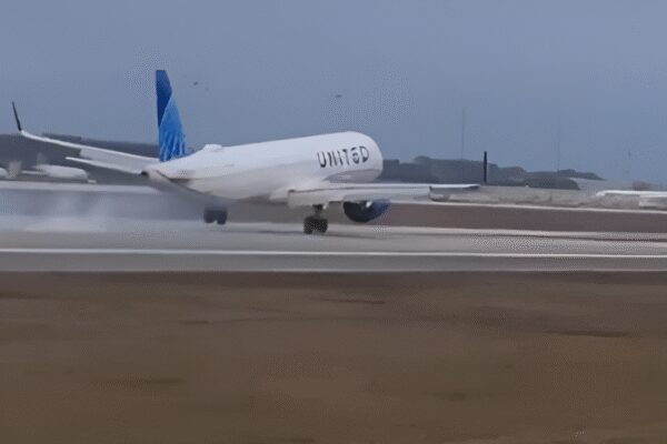 ‘Mechanical issue’ scare: United Airlines flight narrowly avoids crash landing in Orlando; videos shows close-call