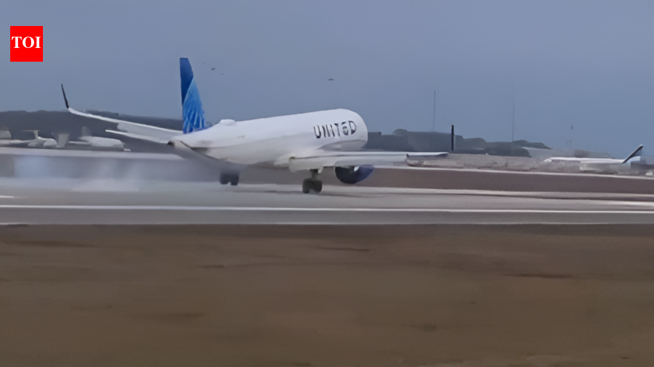 ‘Mechanical issue’ scare: United Airlines flight narrowly avoids crash landing in Orlando; videos shows close-call