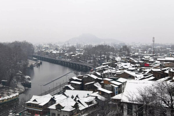 Srinagar wakes to white as snow shuts Kashmir’s highways, grounds flights | Srinagar News