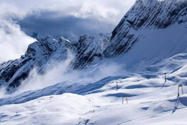 Snow has no color, so why does it look white; science explains why