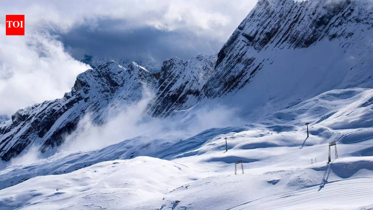 Snow has no color, so why does it look white; science explains why