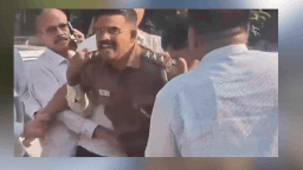 Video of Bengaluru cop caught red-handed taking Rs 4 lakh bribe goes viral | Bengaluru News