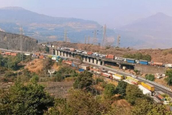 1,000s stranded on Mumbai-Pune expressway for 32 hours after propylene gas tanker overturns