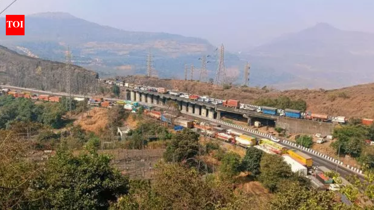 1,000s stranded on Mumbai-Pune expressway for 32 hours after propylene gas tanker overturns