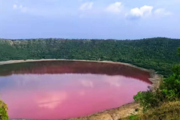 This 50,000-year-old meteor lake in India changes colour, revealing one of India’s most mysterious natural wonders