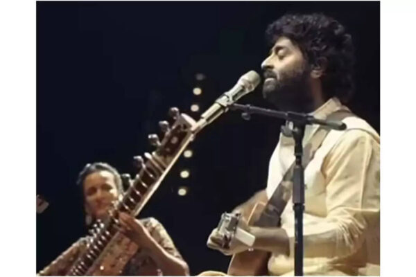 Singer Arijit Singh returns to the stage, appears at FIRST live show post playback retirement