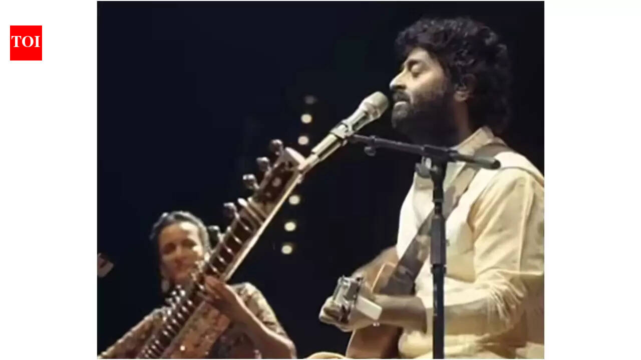 Singer Arijit Singh returns to the stage, appears at FIRST live show post playback retirement