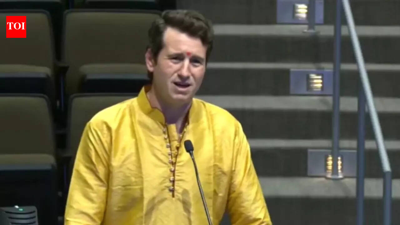 American Youtuber Alex Stein mocks Hindus with cow urine slurs at event; angry Indian-Americans walk out