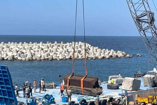 Egypt lifts massive stones from the 2,000-year-old Lighthouse of Alexandria buried beneath the sea | World News