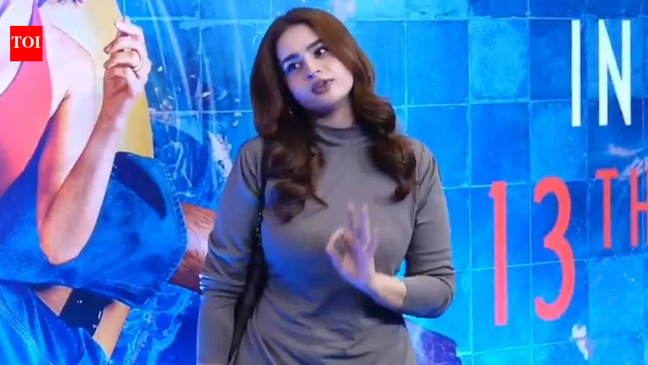 Ayesha Khan schools paparazzi as they ask her to turn around for pictures: ‘Aap izzat bhi khud kamayenge, aur khud hi gawayenge’